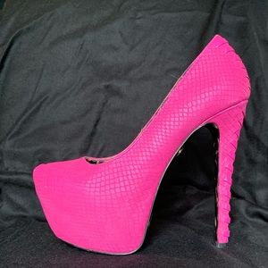Betsey Johnson size 7 platform pumps